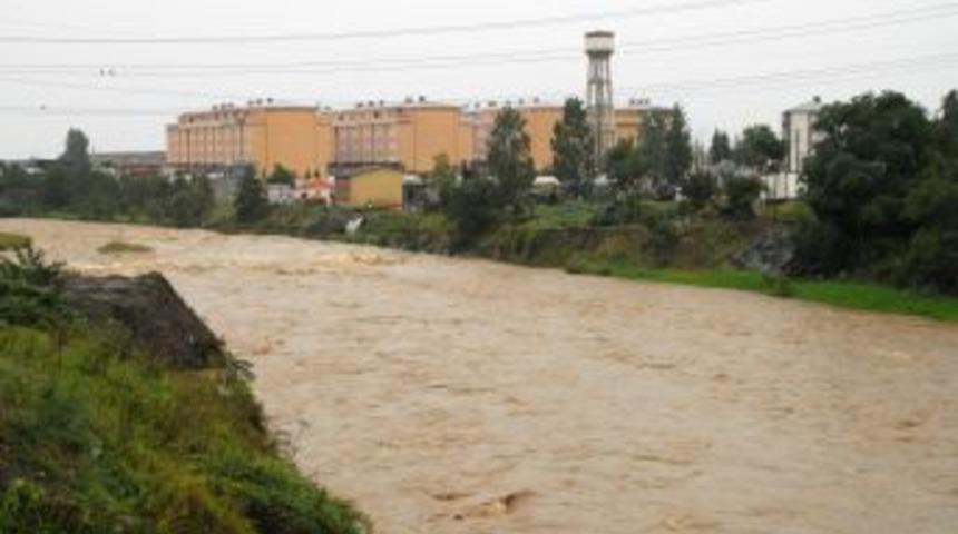 Fındıklı'da Derler Taştı, Ev Ve Iş Yerlerini Su Bastı