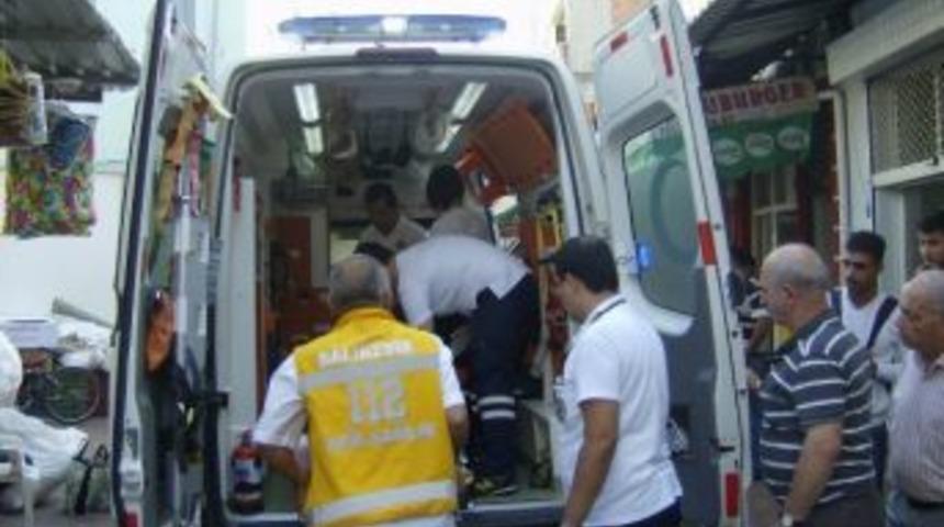 &Ccedil;arşıda Fenalaşan Yaşlı Adam Hastaneye Kaldırıldı