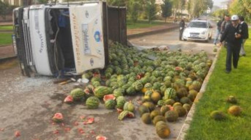 Karpuz Y&uuml;kl&uuml; Kamyonet Devrildi: 2 Yaralı