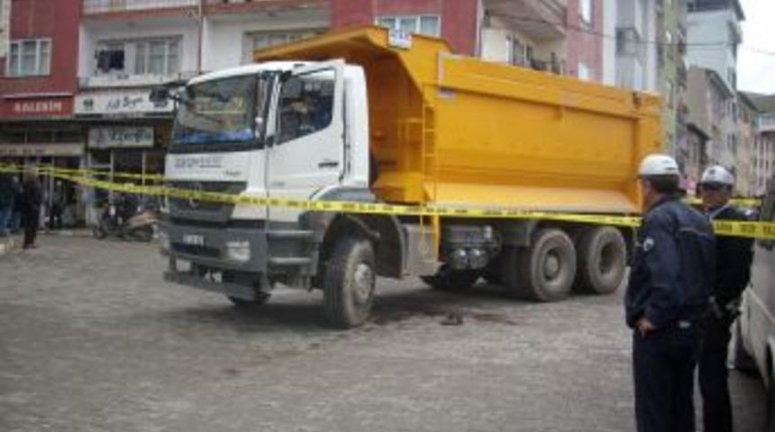 Kamyonun &Ccedil;arptığı Yaya Kurtarılamadı