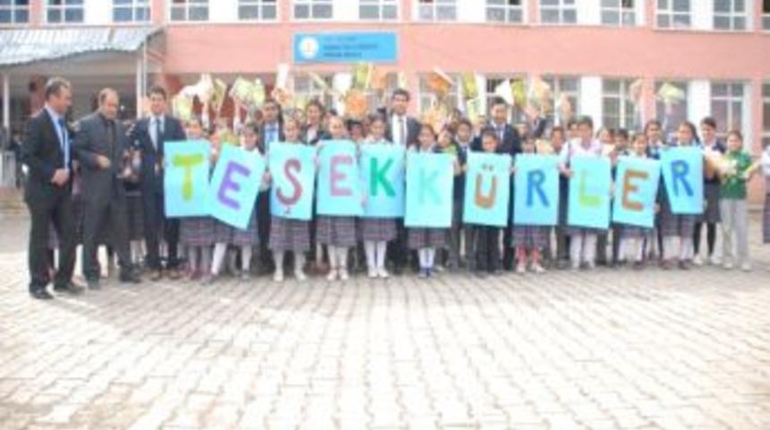 Kadık&ouml;y Belediyesi'nden Bulanık Kız Yibo'ya Test Kitabı Ve Kırtasiye Yardımı