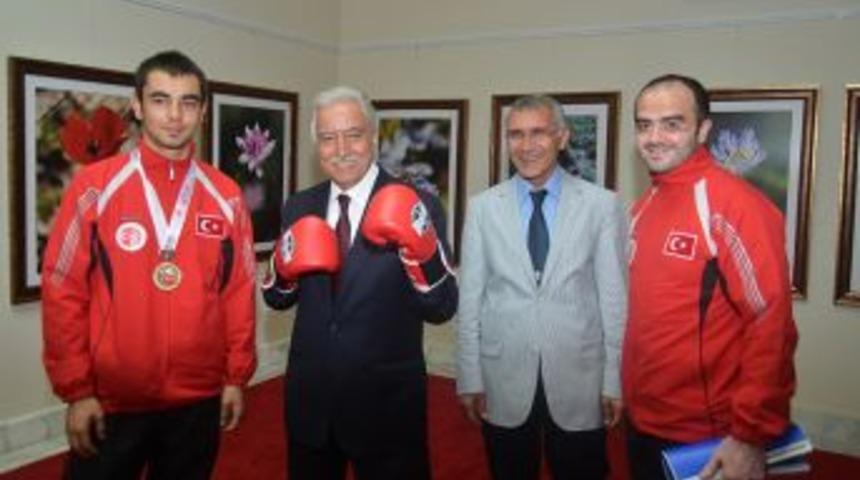 D&uuml;nya Şampiyonu'ndan Aldırmaz'a ziyaret