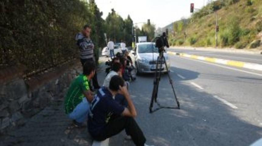 Alex'in Evinin &Ouml;n&uuml;nde Sessiz Bekleyiş