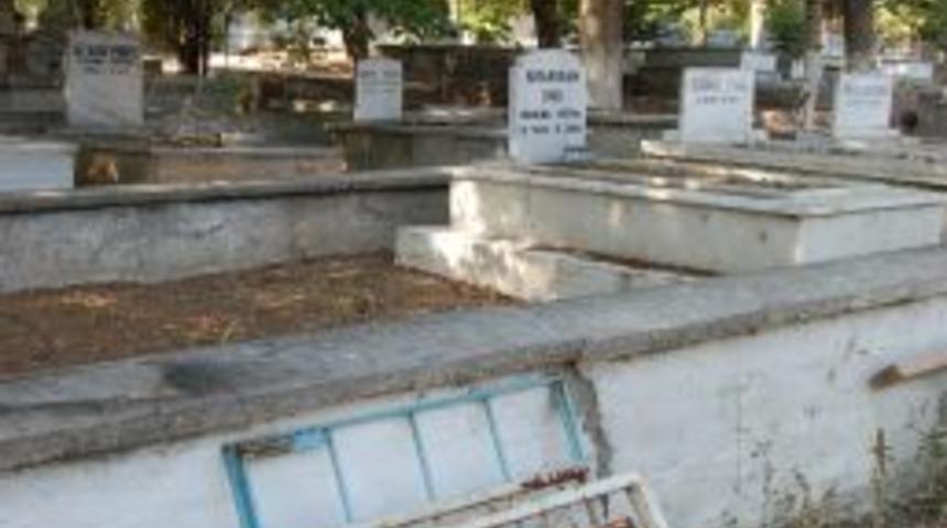 Mezarlık Demirleri &Ccedil;alındı