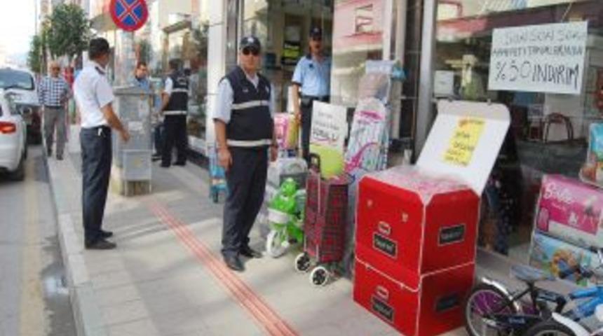 Zabıta, Gemlik'te Kaldırım Işgal Eden Esnafa Ceza Yağdırdı