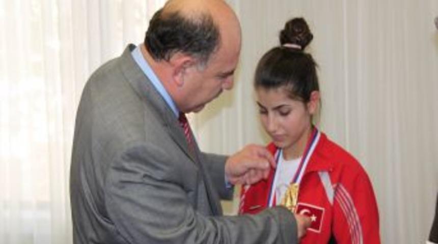 Belediye Başkanı &Ccedil;elik, D&uuml;nya Ikincisi Nagihan Cebur&rsquo;u &Ouml;d&uuml;llendirdi