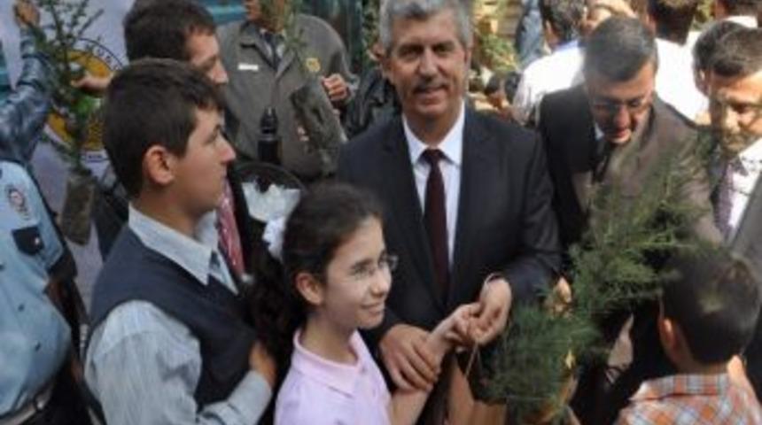 Eskişehir Orman B&ouml;lge M&uuml;d&uuml;rl&uuml;ğ&uuml; Afyonkarahisar'da Fidan Dağıttı