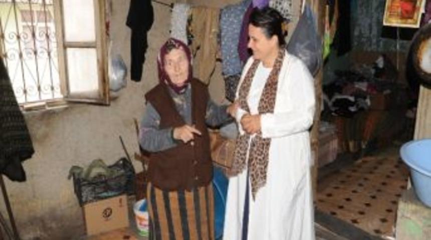 Bayan Kızılcık, Yardıma Muhta&ccedil; Ailelere Destek Veriyor