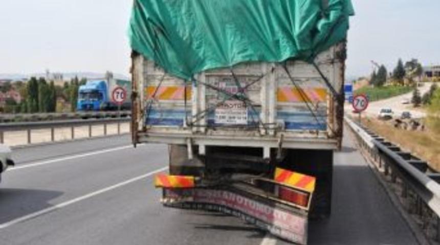 Eskişehir'de Kamyonet Kamyona &Ccedil;arptı: 2 Yaralı