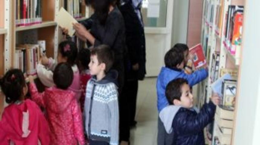 Anaokulu &Ouml;ğrencileri, Km&uuml;&rsquo;n&uuml;n K&uuml;t&uuml;phanesini Gezdi