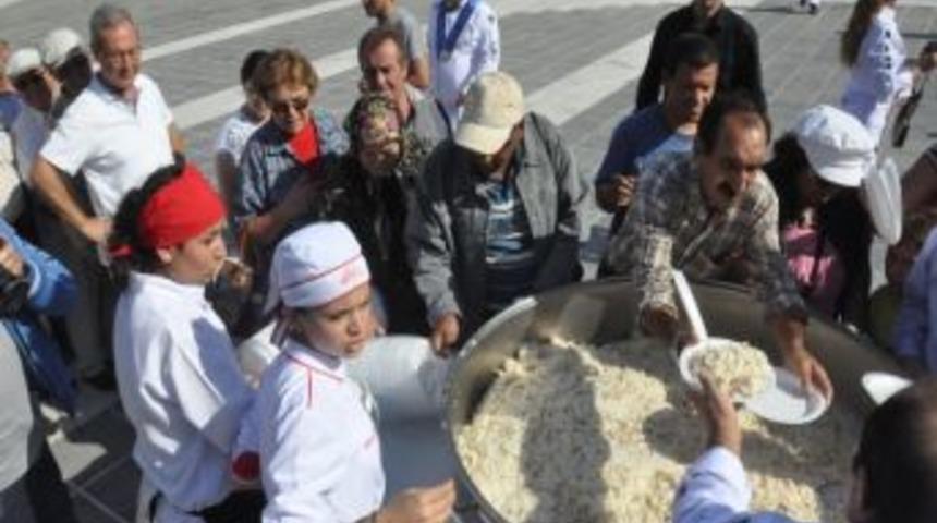 Şehitler İ&ccedil;in 15 Bin Kişiye Pilav Dağıtıldı