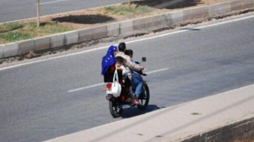 6 Kişilik Ailenin Motorsiklette Tehlikeli Yolculuğu