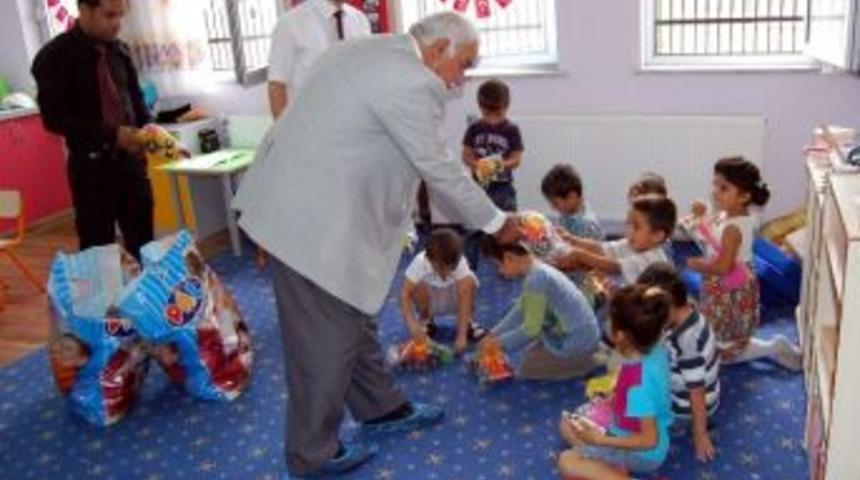 Samsat&rsquo;ta M&uuml;ft&uuml;l&uuml;ğ&uuml; Miniklere Oyuncak Dağıttı