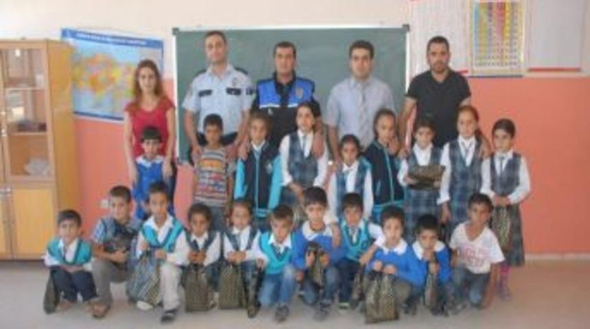 Siverek Emniyet M&uuml;d&uuml;rl&uuml;ğ&uuml;nden Fakir &Ouml;ğrencilere Kırtasiye Yardımı