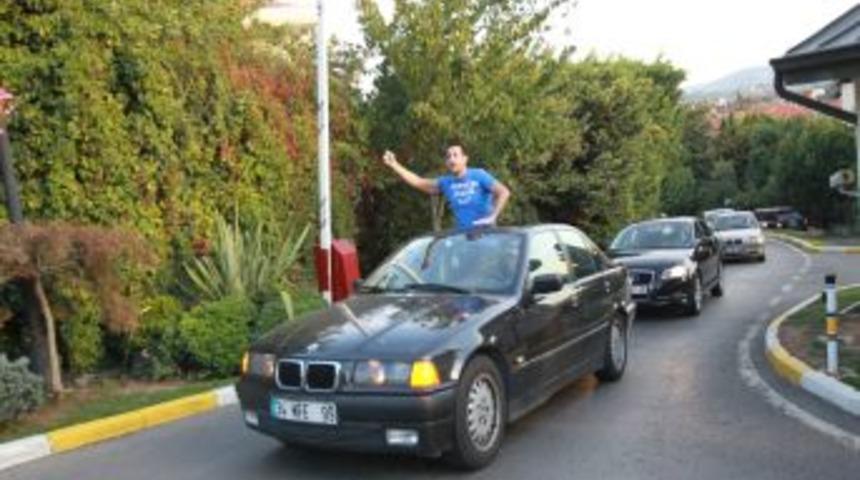 Alex, Evinden G&ouml;zyaşları I&ccedil;inde Ayrıldı