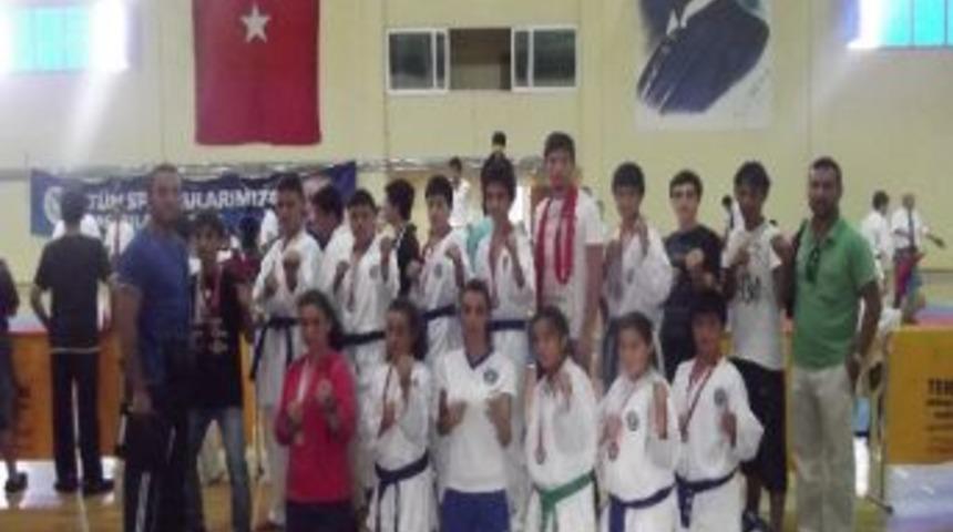 &Ccedil;iftlikk&ouml;yl&uuml; Karateciler İyi Başladı