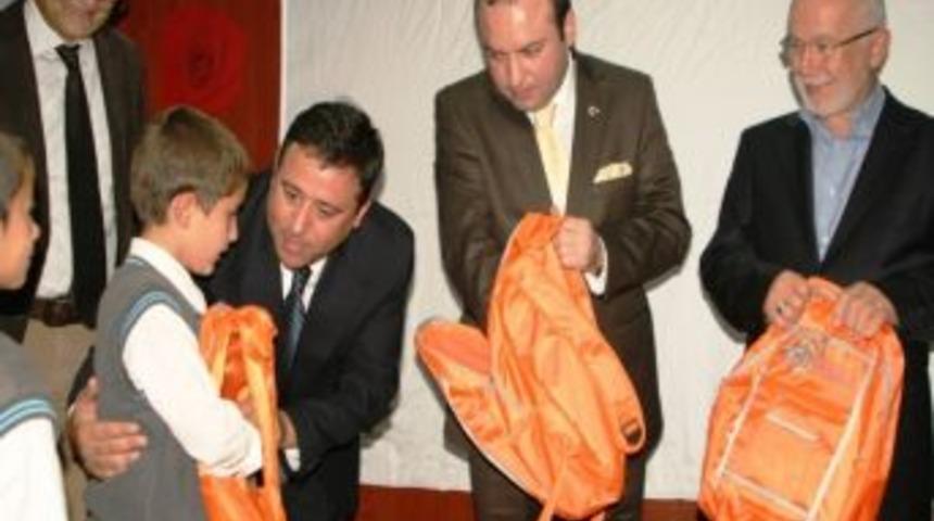 İstanbullu İşadamlarından &Ouml;ğrencilere &Ccedil;anta Ve Kırtasiye Yardımı