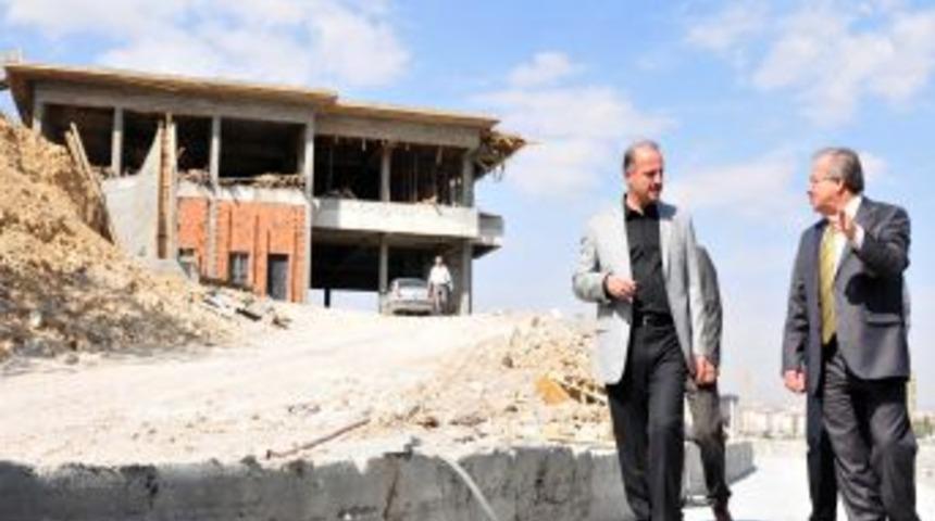 Belediye Başkanı Akg&uuml;l, Inşaat Alanlarını Yerinde Inceledi