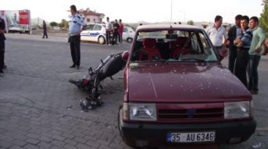 Sındırgı'da Otomobil Motorsikletle &Ccedil;arpıştı: 1 Yaralı