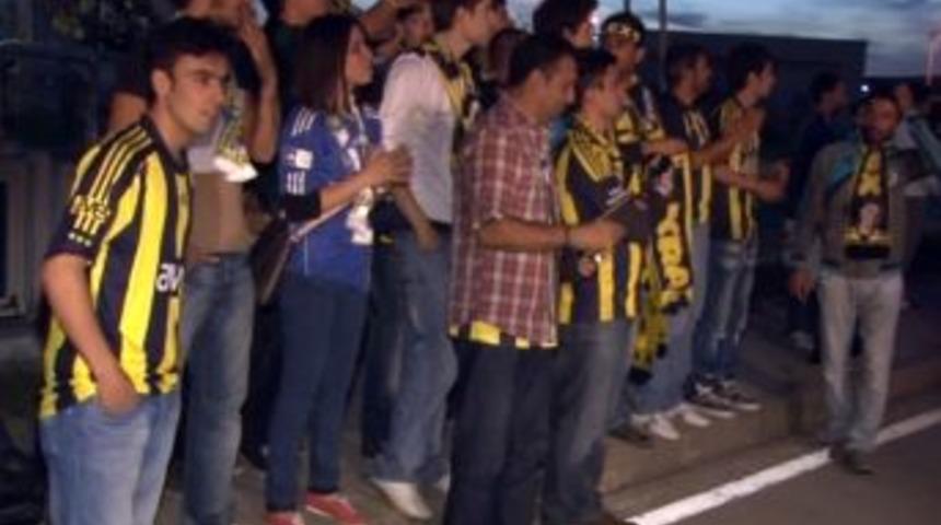 Alex'i Havalimanında Y&uuml;zlerce Taraftar Karşıladı