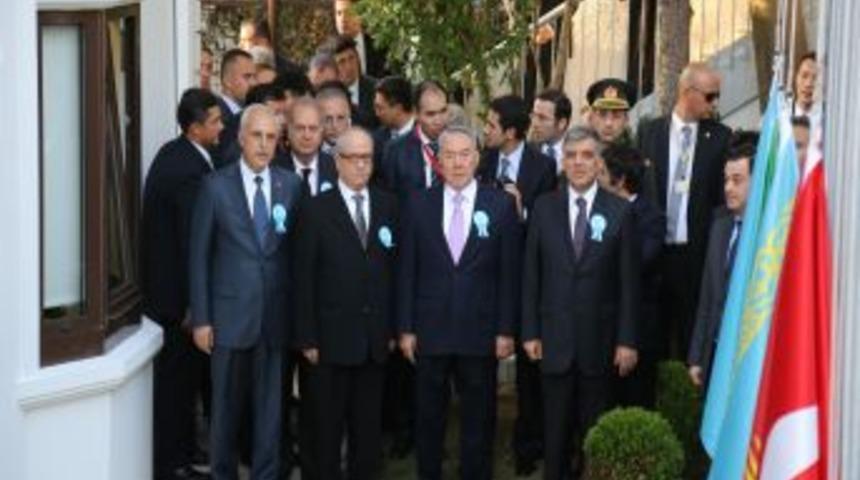 G&uuml;l Ve Nazarbayev, T&uuml;rk Konseyi'nin Bayrağını G&ouml;ndere &Ccedil;ekti