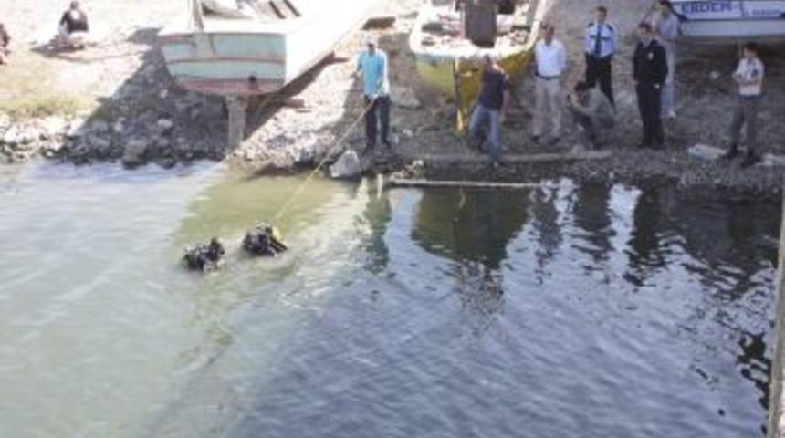Dalgı&ccedil;lar Sakarya Nehri'nde Cinayet Silahı Aradı
