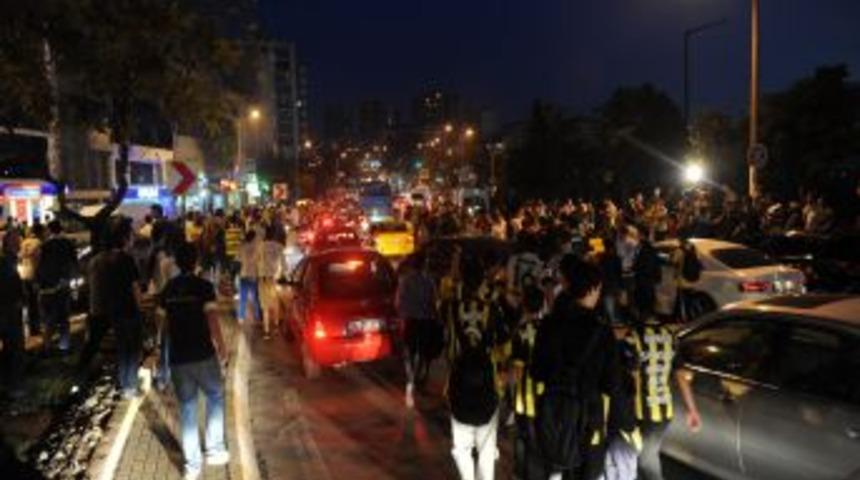 Otob&uuml;slerin Geciktiğini D&uuml;ş&uuml;nen Taraftar Y&ouml;netime Tepki G&ouml;sterdi