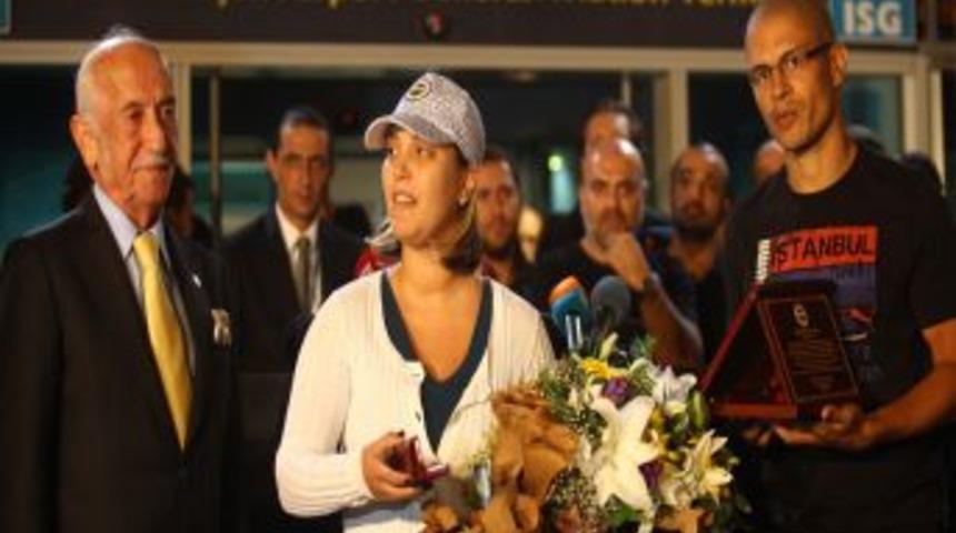 Alex T&uuml;rk&ccedil;e Vedaştı: Sizi &Ccedil;ok Seviyoruz