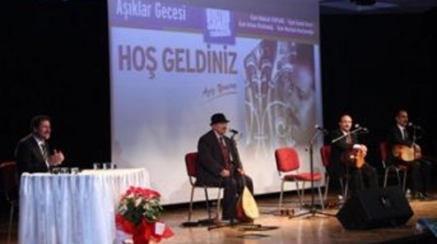 Aşıklar atıştı, barış mesajı verdi