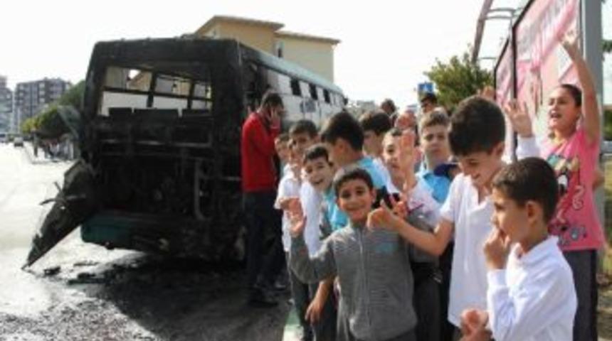 Halk Otob&uuml;s&uuml; Alev Alev Yandı