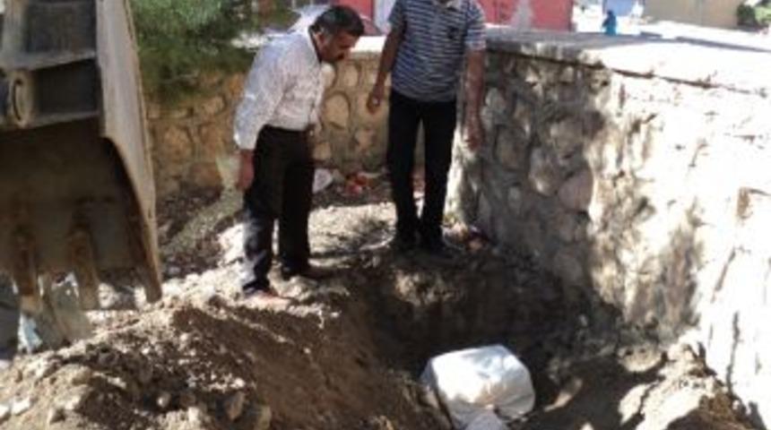 Arsada Bulunan Kemikler Kimsesizler Mezarlığına G&ouml;m&uuml;ld&uuml;