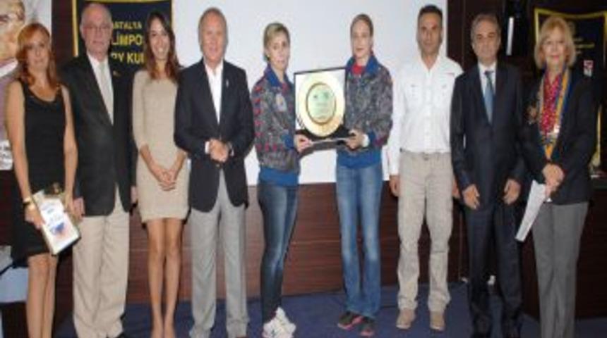 Bayan Hentbolculara Meslek Hizmet &Ouml;d&uuml;l&uuml;