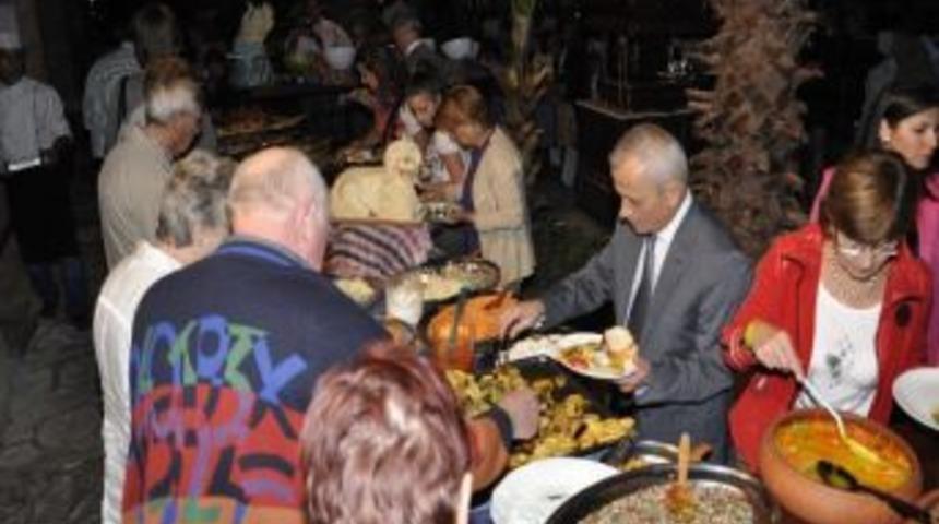 Kuşadası&rsquo;nın Kardeşleri T&uuml;rk Gecesi&rsquo;nde Coştu