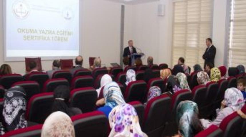Sultanbeyli'de Okumayı &Ouml;ğrenenler Sertifika Aldı