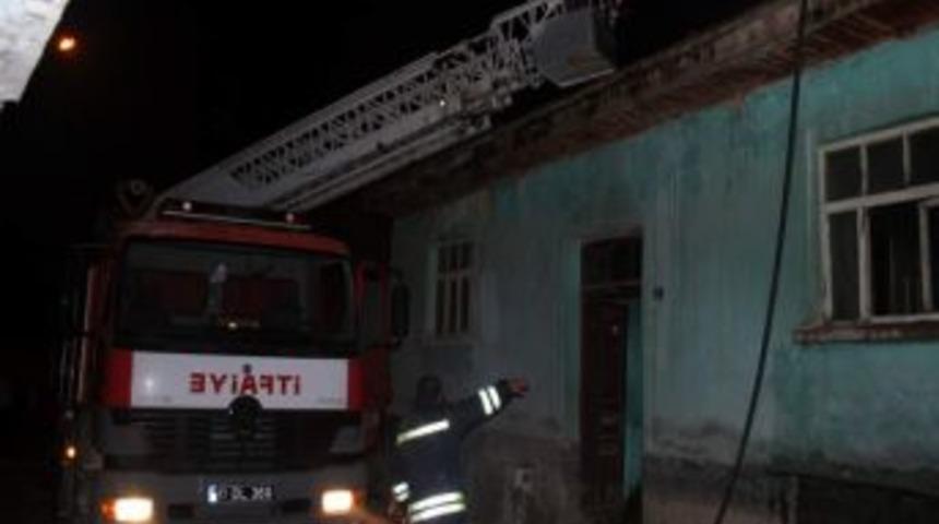 Boz&uuml;y&uuml;k&rsquo;te Metruk Bina Yangını