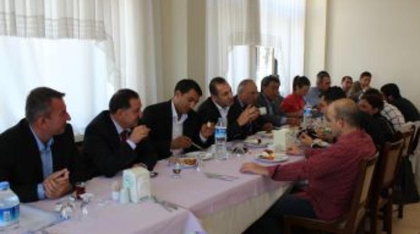 AK Parti Sarı&ccedil;am'dan toplantı