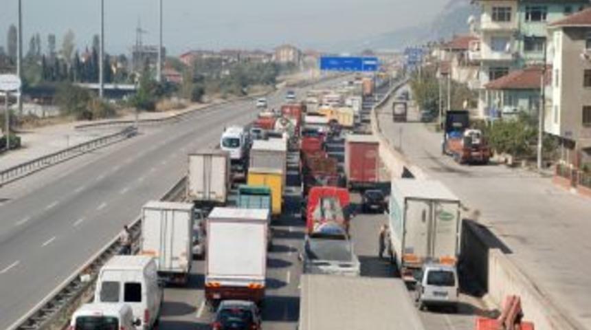 TEM'deki &Ccedil;alışmalar Nedeniyle Kilometrelerce Ara&ccedil; Kuyruğu Oluştu