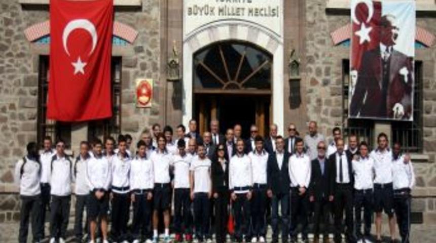 Gen&ccedil;lerbirliği'nden Tarihe Saygı