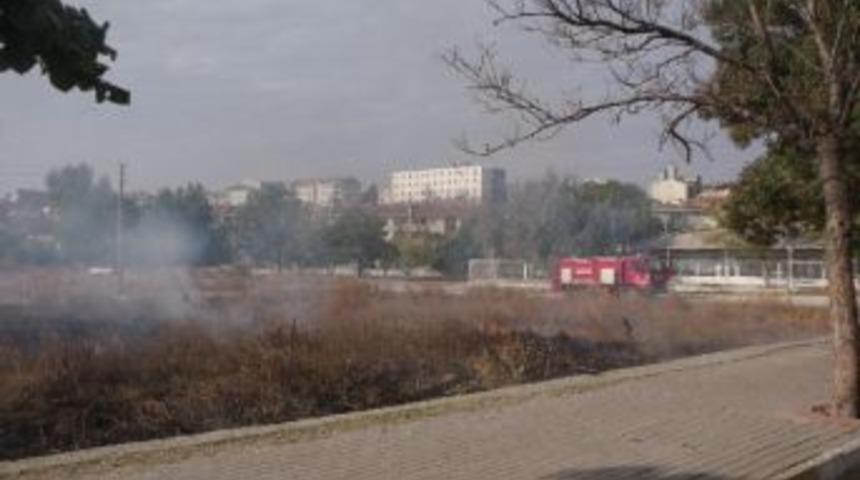 (bu Sekliyle Yerelden Gecin..) Uzunk&ouml;pr&uuml;&rsquo;de Arsa Yangını
