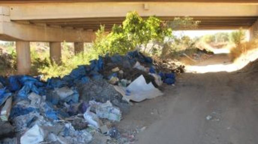 &Ccedil;uvaldan Gelen K&ouml;t&uuml; Koku Polisi Alarma Ge&ccedil;irdi