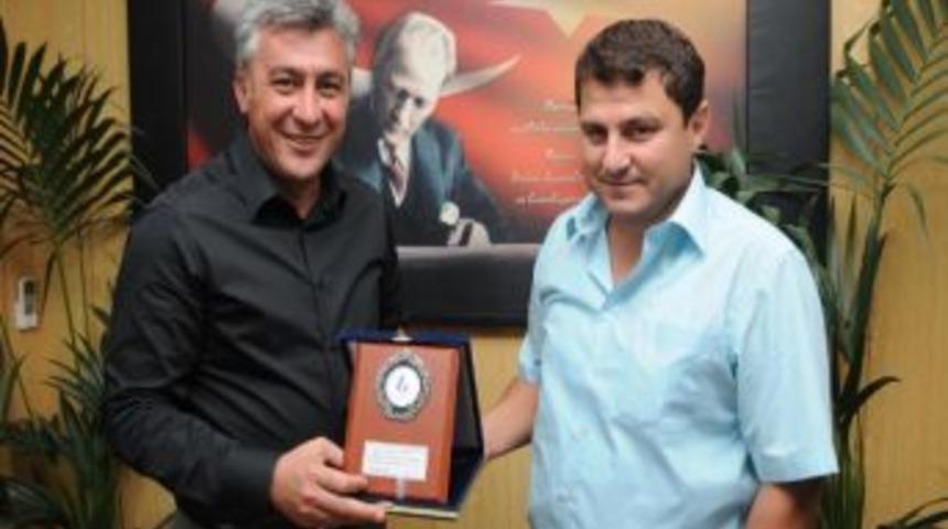 Ahilik K&uuml;lt&uuml;r&uuml;n&uuml; Yaşatan Esnafa Başkandan Plaket