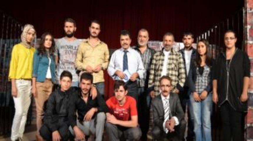 Şanlıurfa Belediyesi Şehir Tiyatrosu Perdelerini A&ccedil;ıyor