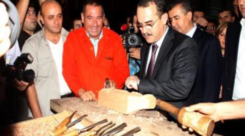 Bakan Ergin, Fuarda Hatay K&uuml;nefesine Şerbet D&ouml;k&uuml;p, Mobilya Oymacılığı Yaptı