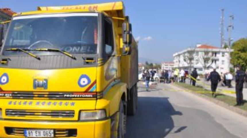 Kamyonun &Ccedil;arptığı Bisiklet S&uuml;r&uuml;c&uuml;s&uuml; &Ouml;ld&uuml;