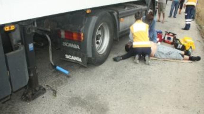 Tamir İ&ccedil;in Girdiği Tır&rsquo;ın Altında Kaldı