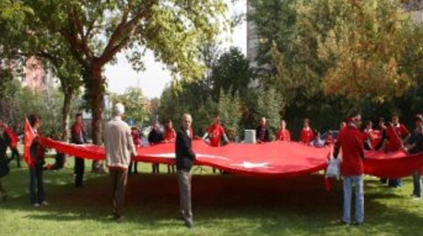 Şehit Yakınları Anıtkabir'e Y&uuml;r&uuml;d&uuml;