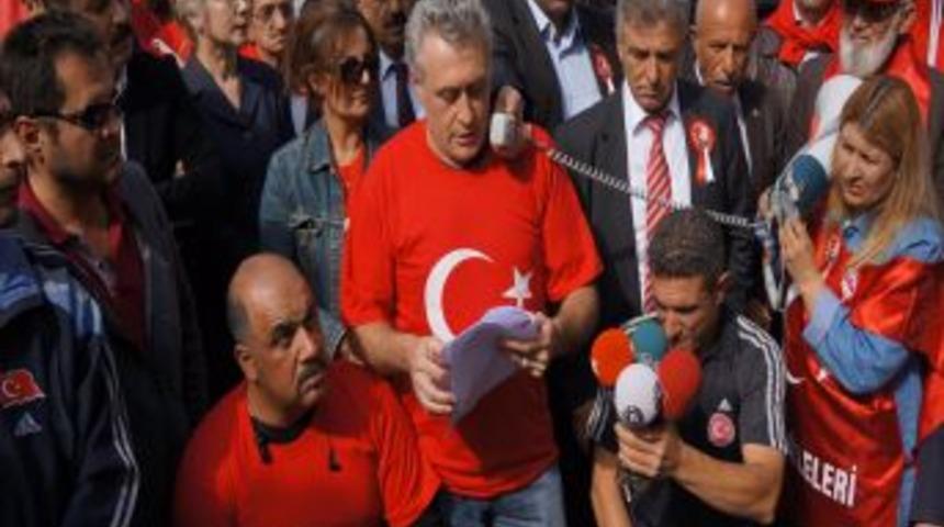 'Ter&ouml;re Karşı Halk Mitingi'nin Iptal Edilmesi Protesto Edildi