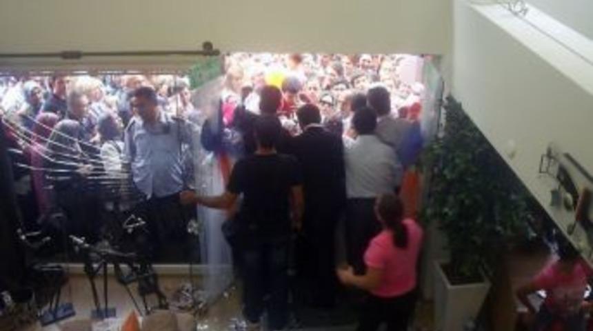 Avm A&ccedil;ılışında İzdiham