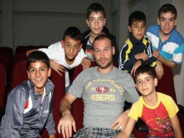 trabzonsporlu futbolcular sevgi evlerindeki gencleri ziyaret etti trabzon haberleri