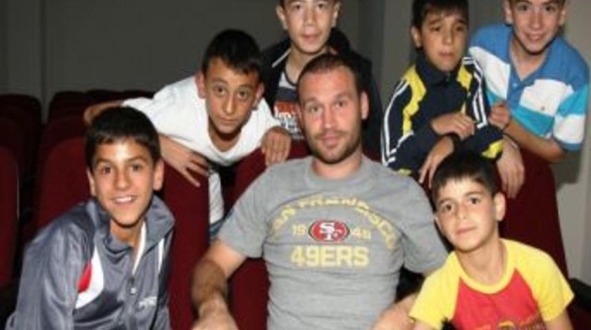 Trabzonsporlu Futbolcular, Sevgi Evlerindeki Gen&ccedil;leri Ziyaret Etti